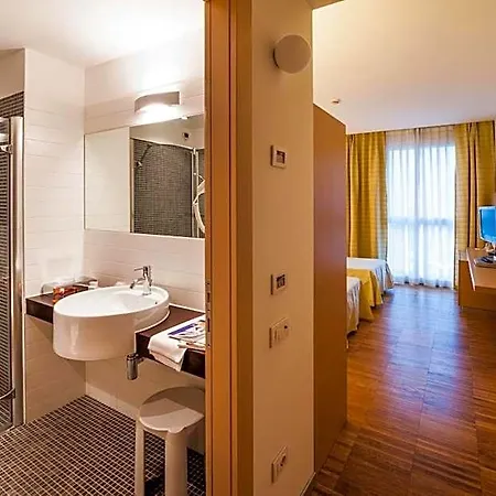 Schio Hotel סקיו