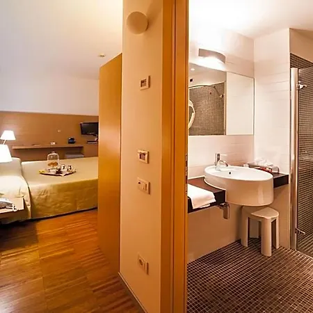 Schio Hotel סקיו